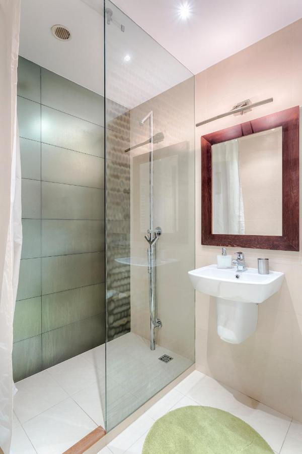 Tyzenhauz Apartments Krowoderska Street كراكوفيا المظهر الخارجي الصورة
